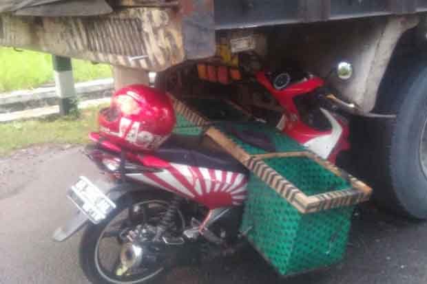 Tabrak Truk yang Sedang Parkir, Pemotor Meregang Nyawa