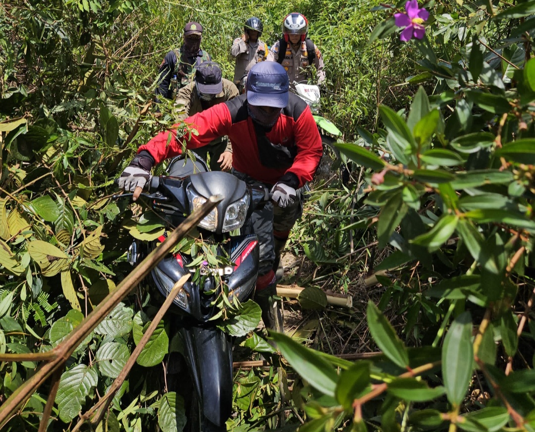 AKP Rudi Tembus Hutan Demi Keamanan dan Kedamaian Pilkada 2024