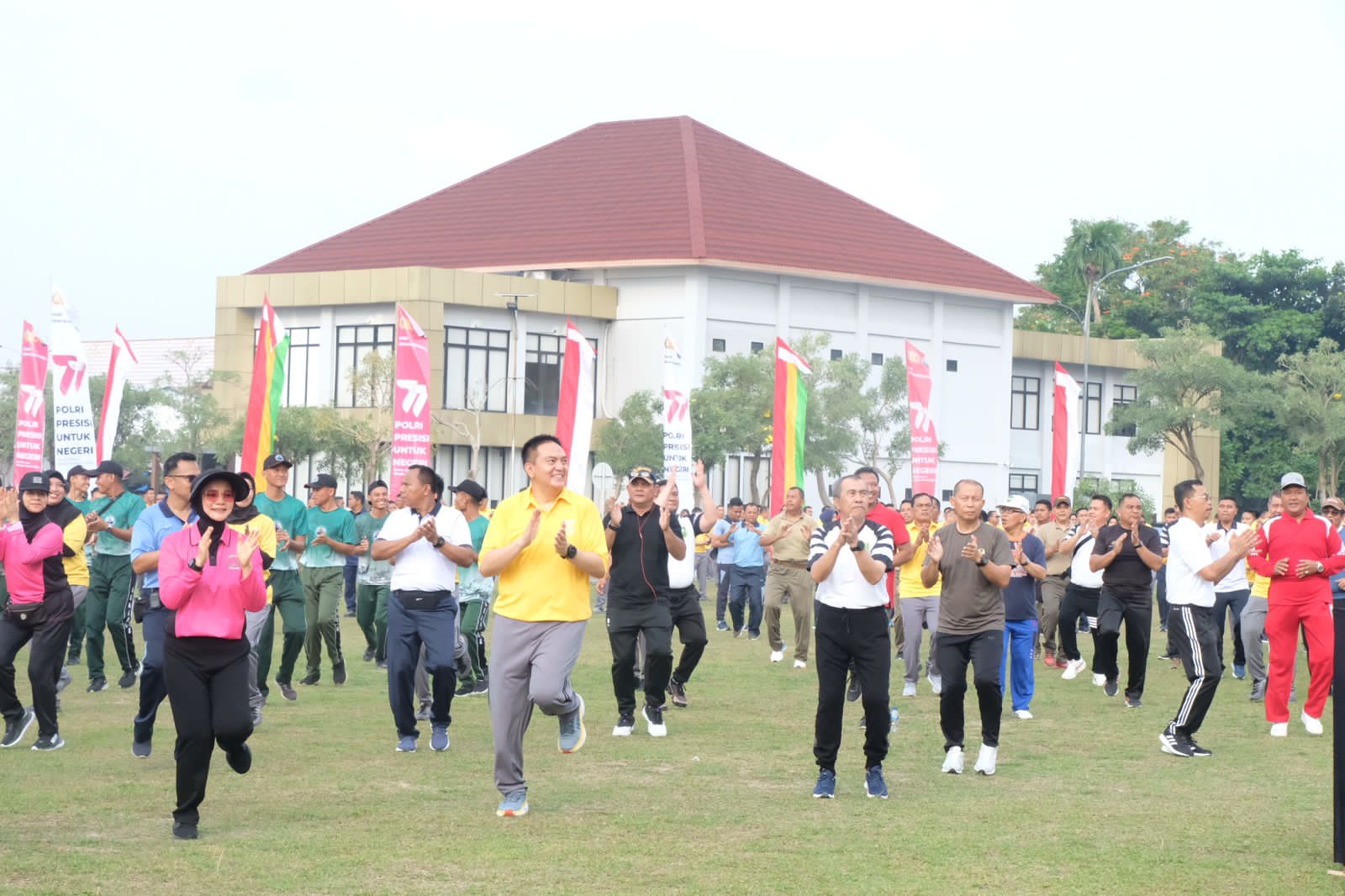 Polda Riau Olahraga Bersama Forkopimda Sambut Bhayangkara Ke-77