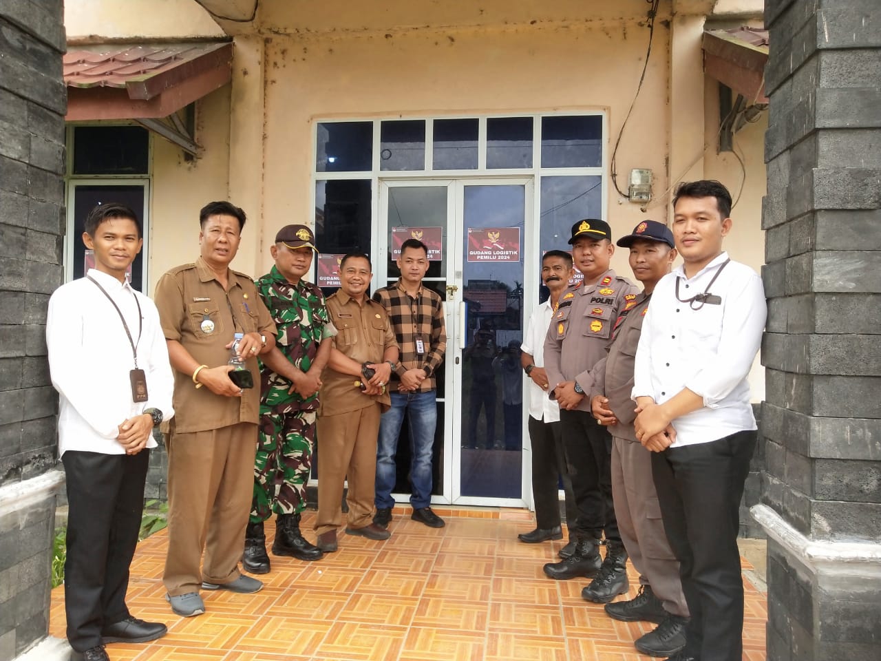 Polsek Gaung Bersama Forkopimcam Gaung Cek Kelayakan Posko Pemilu GOR Mutiara sebagai Gudang Logistik