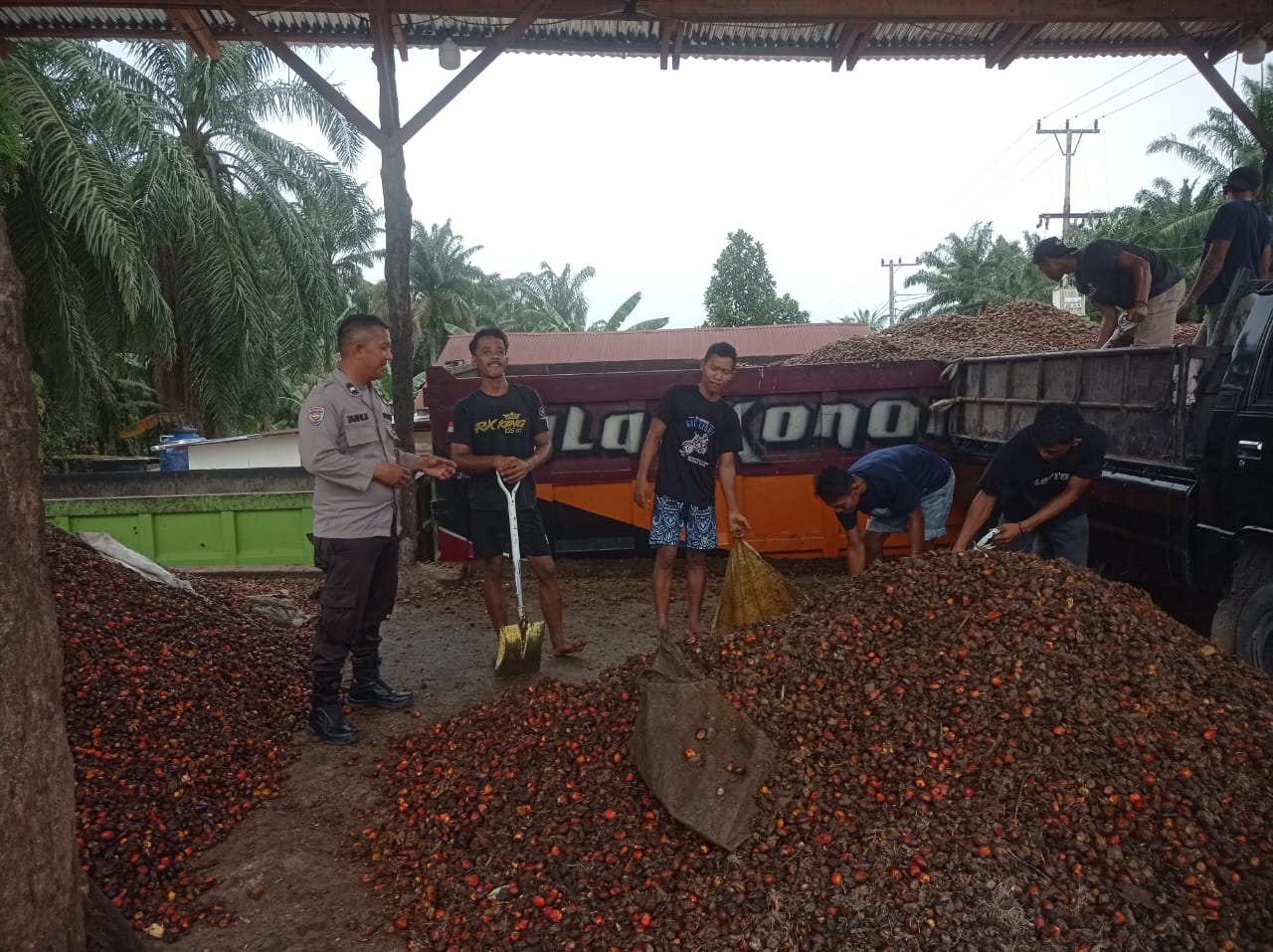 Bhabinkamtibmas Polsek Mandau Gelar Sambang dan Sosialisasi Kamtibmas kepada Buruh Sawit di Kelurahan Talang Mandi