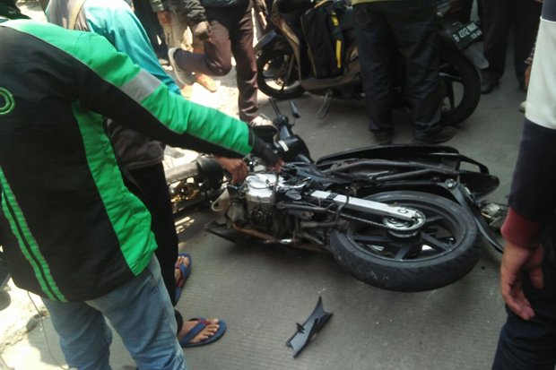 Tegur Pemotor Lawan Arah, Anggota Brimob Dikeroyok Massa