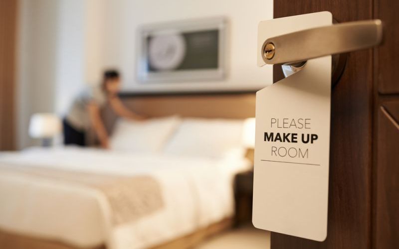 Pramugari Bagikan Tips Menginap di Hotel, Hindari Pakai Barang-Barang Ini