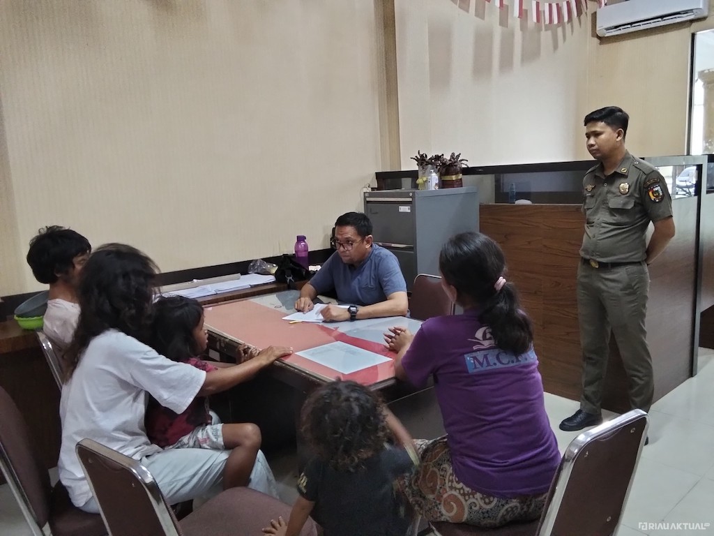 Dinsos Pekanbaru Amankan Satu Keluarga Pengemis, Ternyata Punya Rumah