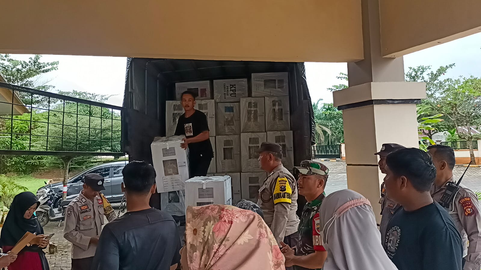 TNI-Polri Kawal Ketat Pendistribusian Logistik Pemilu ke Kecamatan di Kuansing