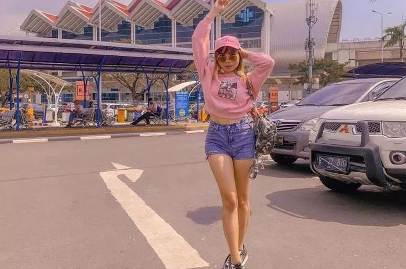 Kenakan Tanktop dan Celana Pink, Begini Gaya Istri Baru Kiwil