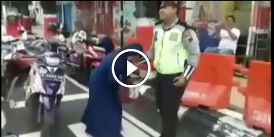 VIDEO: Tidak Mau Ditilang, Ibu ini Nekat Gigit Tangan Polisi