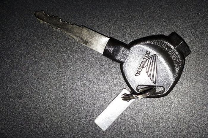 Kalau Hilang Terasa Fungsinya, Kegunaan Pelat Besi Berisi Nomor di Anak Kunci Motor