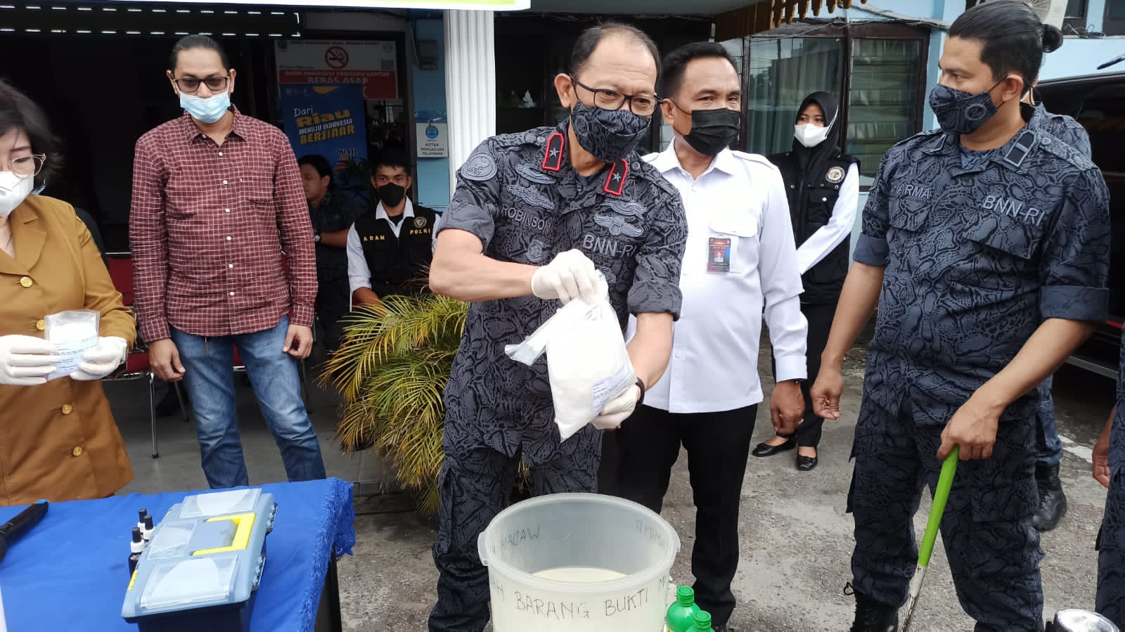 Pengedar Ditangkap, BNNP Riau Musnahkan 1 Kilogram Lebih Sabu