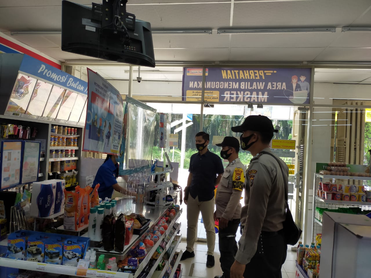 Ciptakan Kamtibmas Kondusif, Polsek Kerumutan Lakukan Patroli di Minimarket