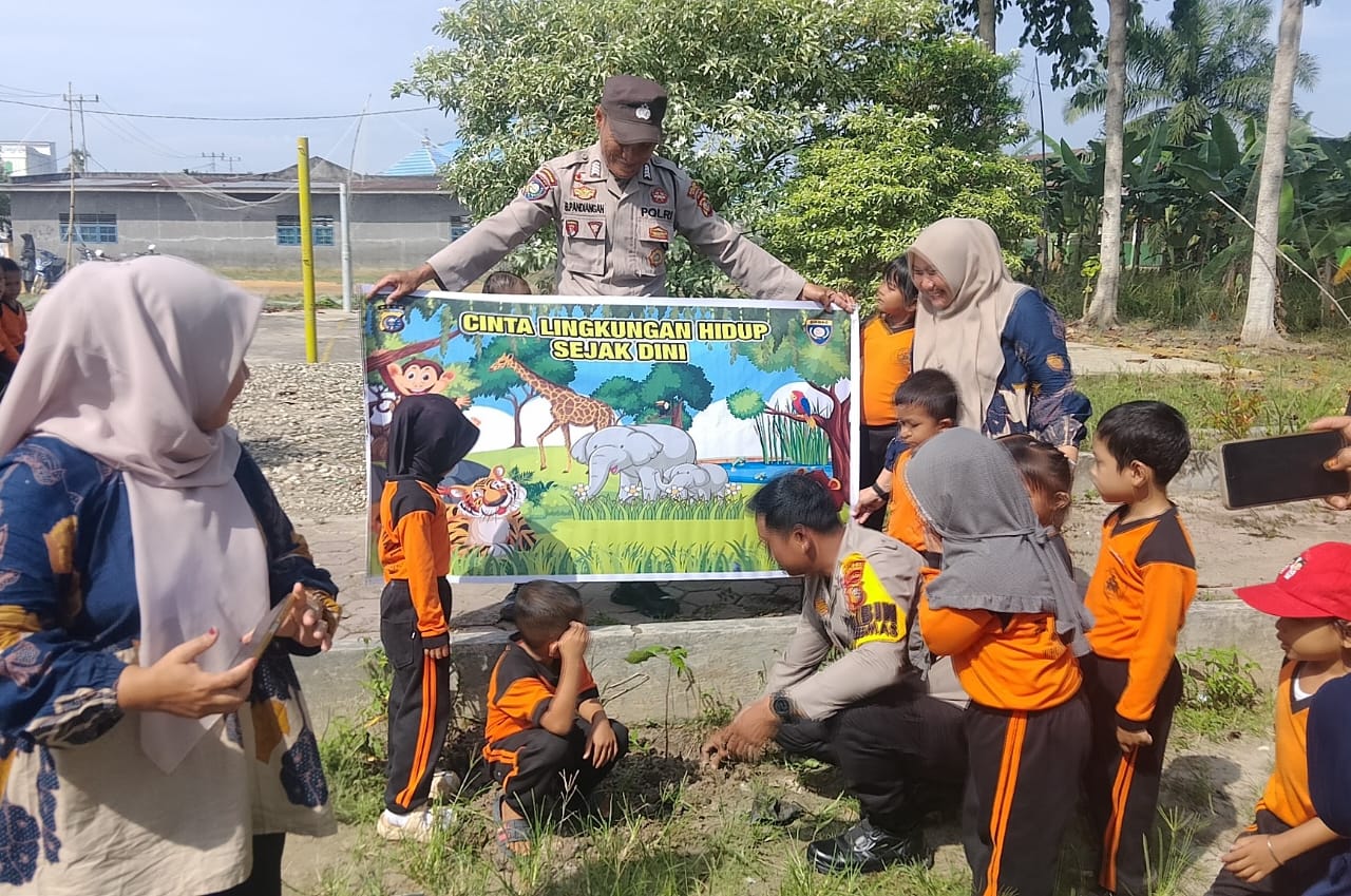 Polri Peduli Lingkungan di Rohil, Polsek Rimba Melintang Hijaukan TK Al-Muhajirin