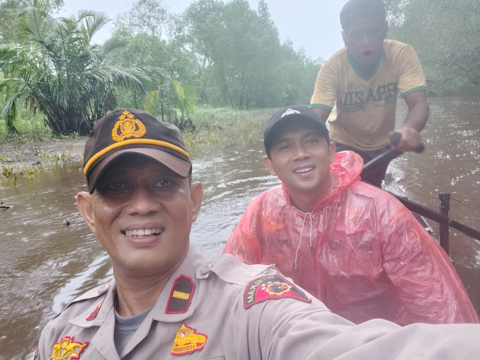 Hujan Deras dan Pakai Sampan, Kapolsek Batang Tuaka Sampaikan Pesan Damai Pemilu