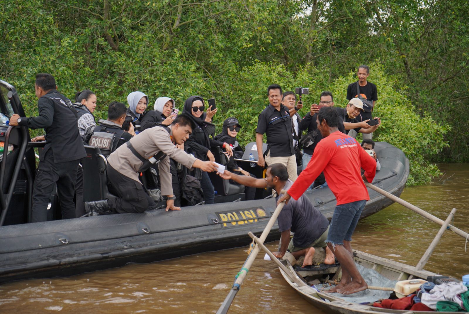 Susuri Sungai Siak, Humas Polda Riau Bersama WMPR Salurkan 150 Paket Sembako