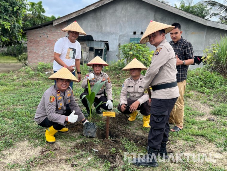 Dukung Program Penghijauan Kapolda Riau, Polsek Tanah Putih Tanjung Melawan Tanam 10 Bibit Pohon