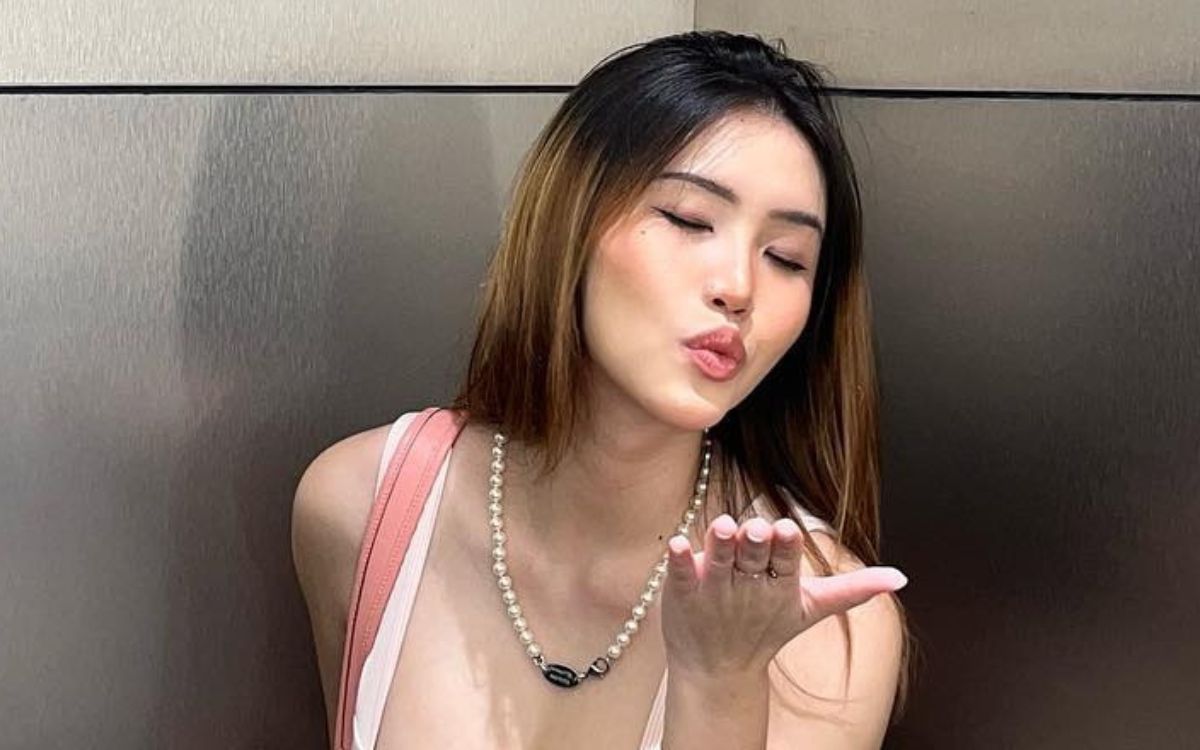 Pose Anastasya Khosasih Bikin Otak Netizen Traveling