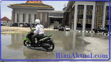 Hingga 2013, Halaman Gedung DPRD Pekanbaru Tetap Banjir
