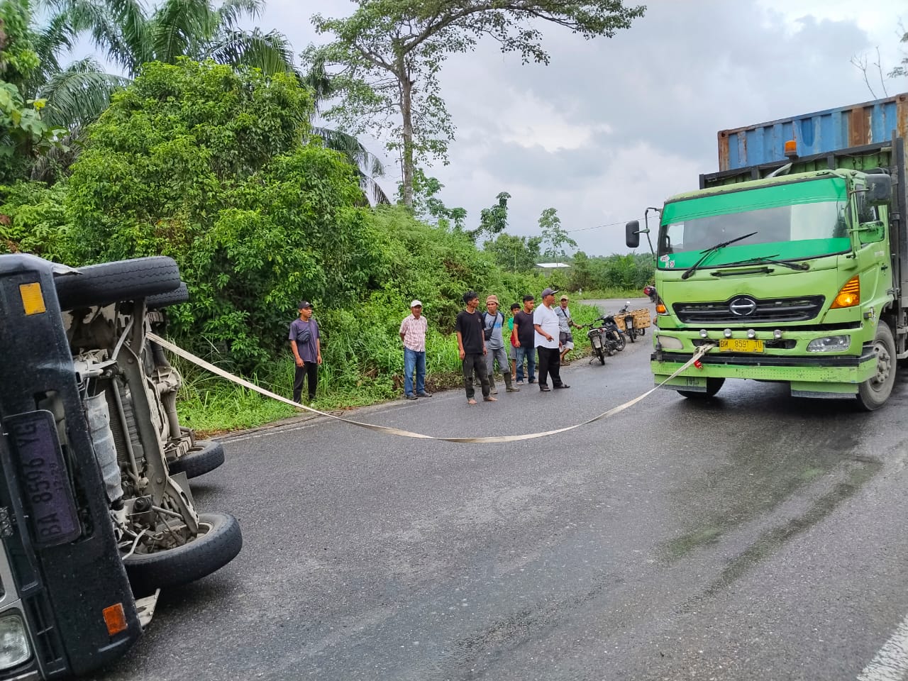 Pick Up Bermuatan Durian Tergelincir hingga Terbalik di Jalan Lintas Teluk Kuantan-Rengat