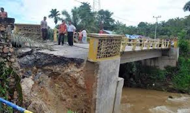 Waduh !! Belum Setahun Selesai Dibangun, Jembatan Penghubung Desa di Rohil Terancam Putus
