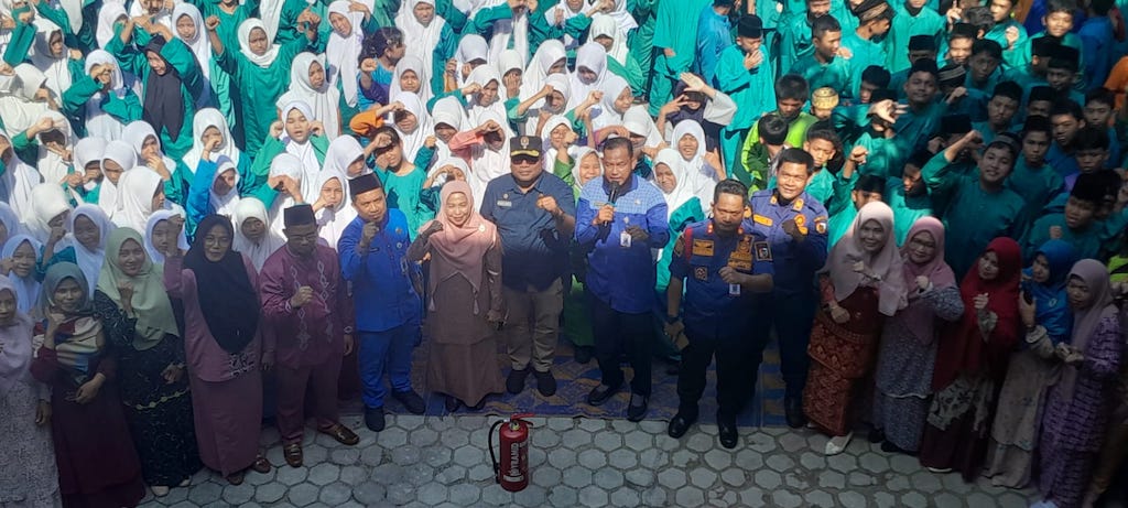 Damkar Pekanbaru Edukasi Siswa SMPN 2 soal Bahaya Kebakaran