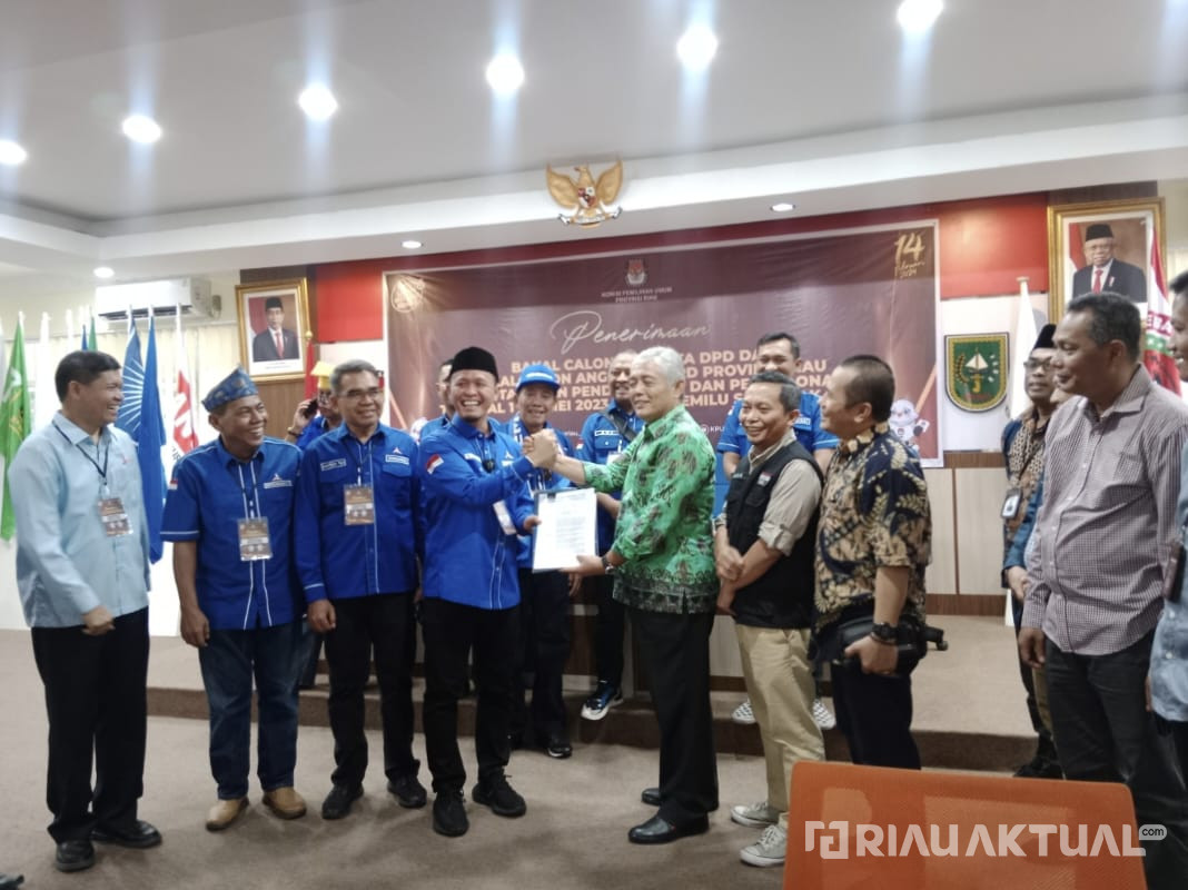 Daftarkan Bacaleg ke KPU, Demokrat Bidik Kursi Ketua DPRD Riau