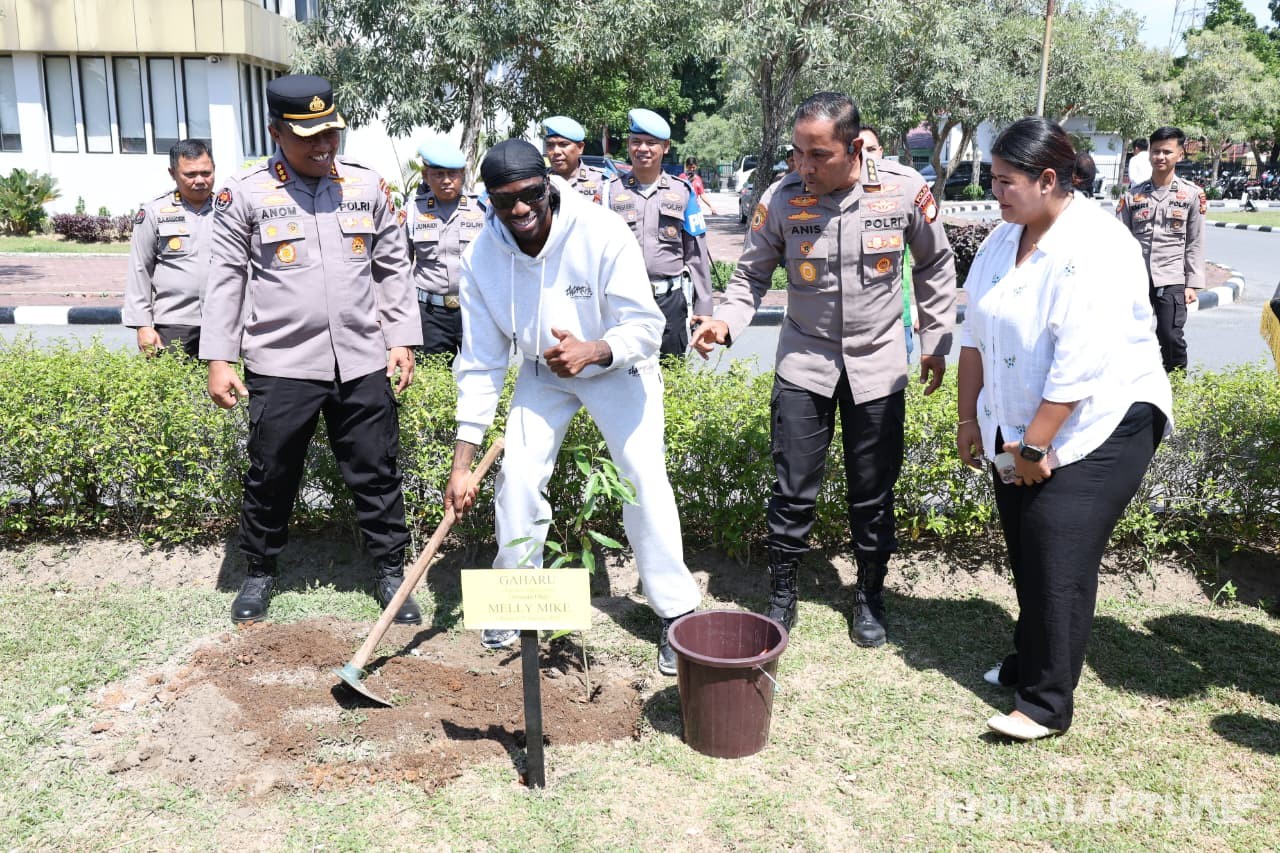 Melly Mike Tanam Pohon Gaharu di Polda Riau Dukung Program Green Policing