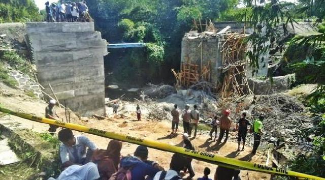 Jembatan Desa Kulim Jaya Ambruk