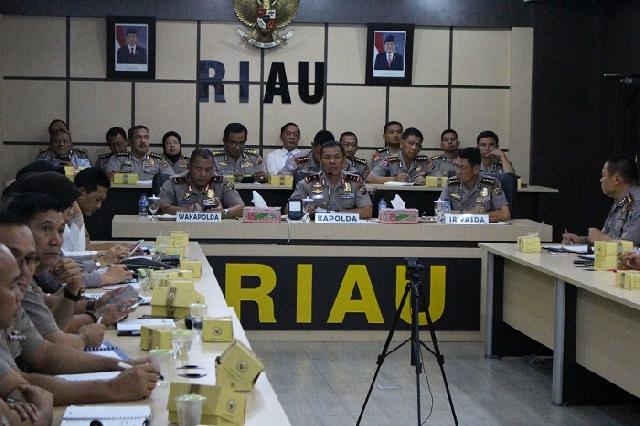 Kapolda Riau Hadiri Vicon Dalam Rangka Taklimat Awal Pemeriksaan BPK RI Atas Lapkeu Polri TA.2016