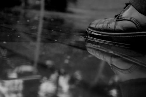 Berikut Tips Atasi Sepatu Bau Apek Karena Hujan, Mudah Dilakukan!