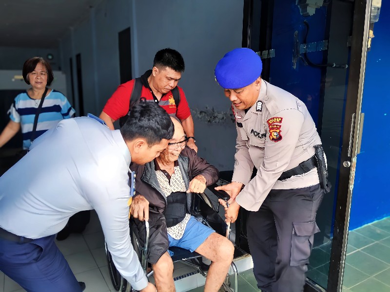 Polairud Polres Siak Bantu Lansia saat Patroli Perairan dan Sampaikan Pesan Pemilu Damai