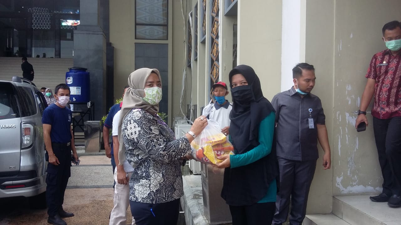 Sekwan dan Segenap ASN di DPRD Pekanbaru Beri Paket Sembako Kepada THL dan Wartawan