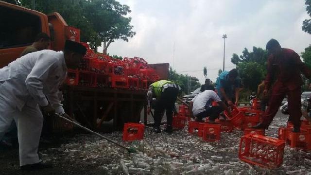 Ribuan Botol Minuman Tumpah di Jalan Cut Nyak Dien
