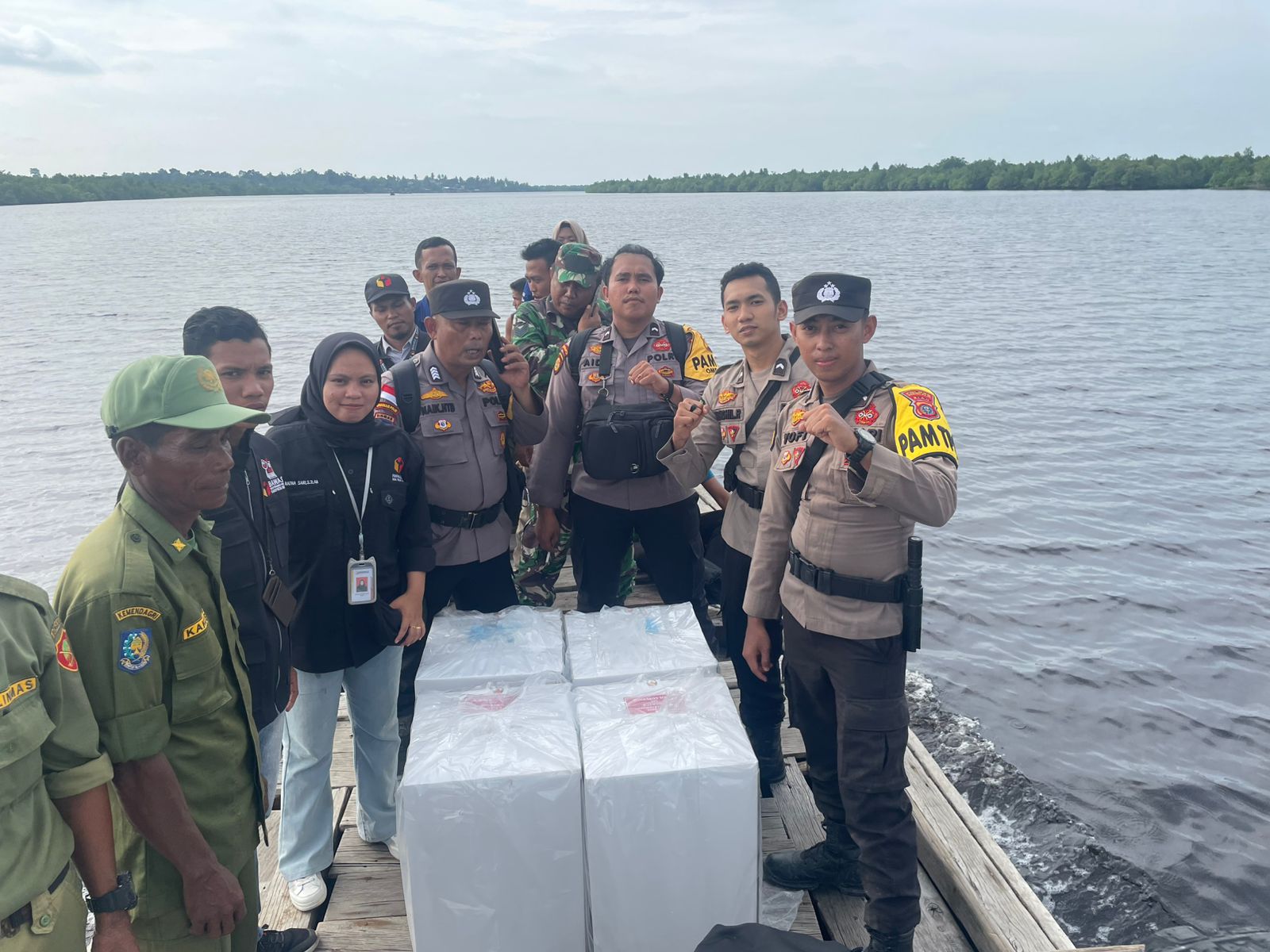 Polsek Rupat Utara Kawal Logistik Pilkada 2024 ke Pulau Terluar Dusun Hutan Samak