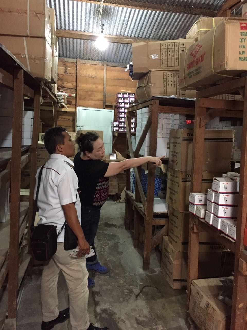 Polisi Geledah Gudang Miras di Pekanbaru