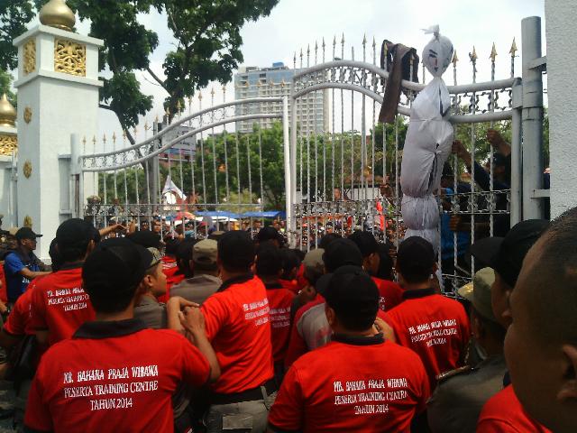 Rusuh, Pendemo Bawa Chain Saw dan Serbu Kantor Gubernur Riau