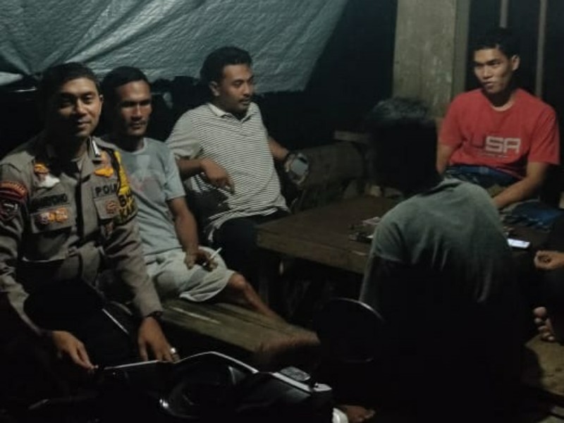 Kunjungi Warga di Sungai Luar, Aipda Haryono Sampaikan Pesan Pilkada Damai