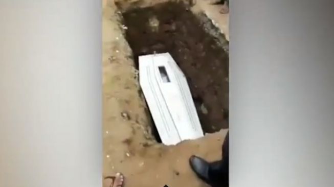 Viral Mayat Lambaikan Tangan dalam Peti, Sampai Disorot Media Asing