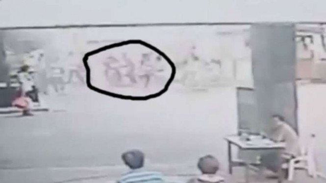 Wah ! Ada Sosok Misterius Mengadang Motor Pelaku Bom Gereja