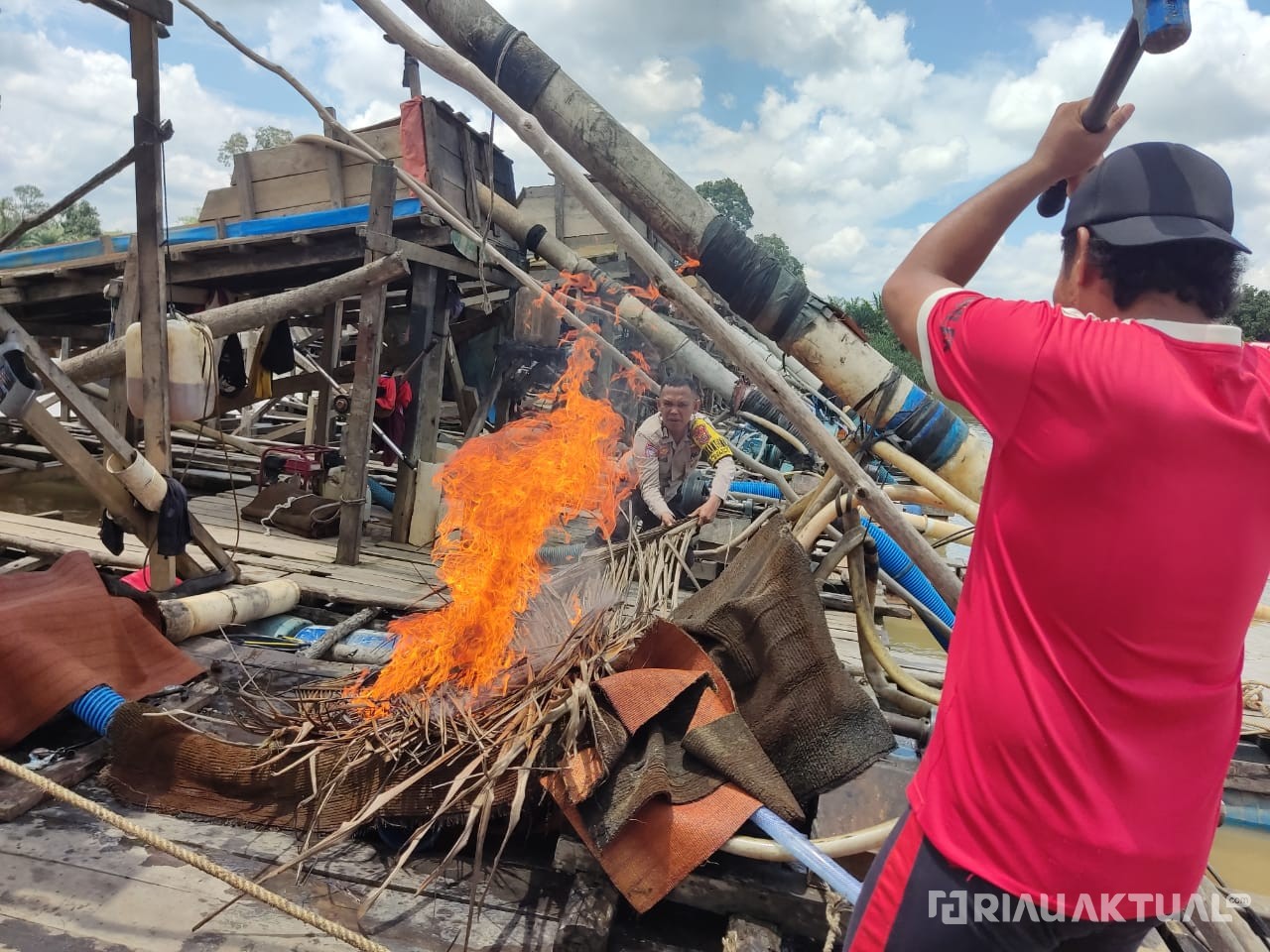 Polsek Cerenti Tindak Tegas PETI, 10 Rakit Dompeng Dimusnahkan di Desa Teluk Pauh Kuansing
