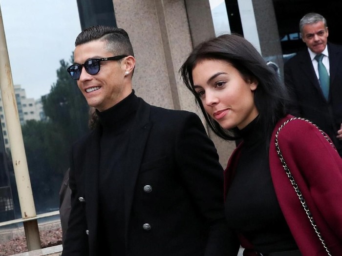 Cerita Asmara Cristiano Ronaldo dan Gadis Sales Tas yang Menghebohkan