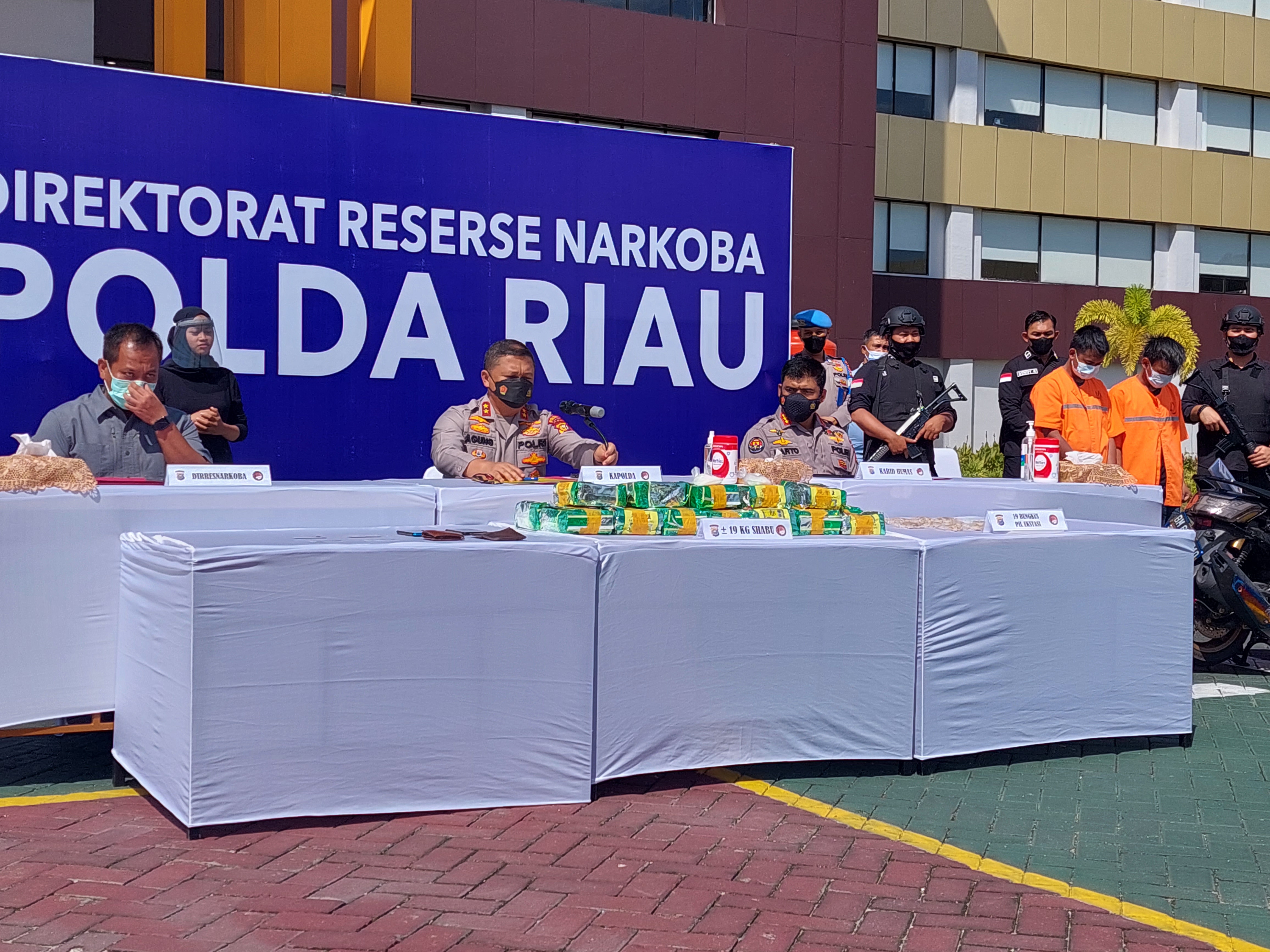 Polda Riau Gagalkan Pengiriman 19 Kg Sabu dan 500 Pil Ekstasi Pesanan Bandar Lubuk Linggau