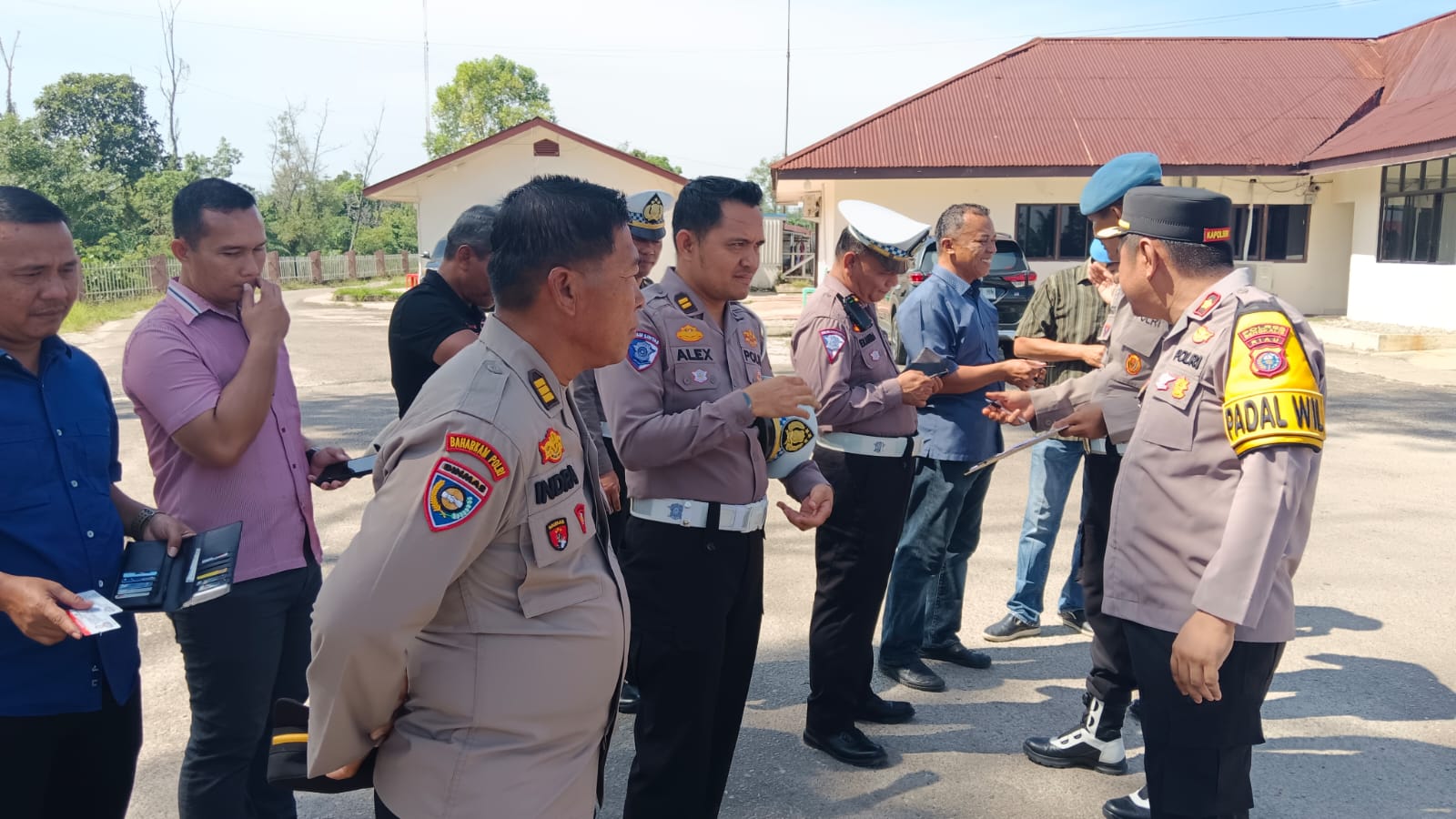 Kapolsek Mandau Intensifkan Pengecekan Administrasi Personel untuk Kesuksesan Operasi Mantap Praja 2024