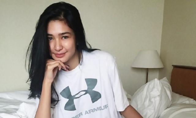 Pose Mikha Tambayong di Atas Ranjang Bikin Heboh