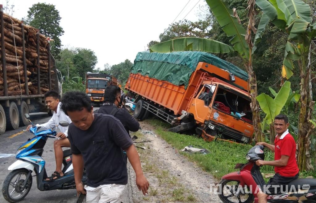 Kecelakaan Maut Truk vs Minibus di Jalan Lintas Timur Lirik, Dua Tewas
