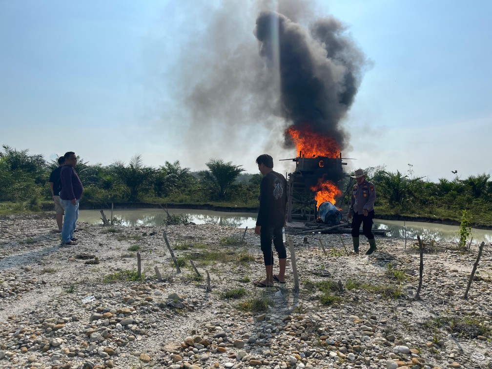 Polsek Kuantan Hilir Musnahkan 1 Unit Rakit PETI di Koto Rajo