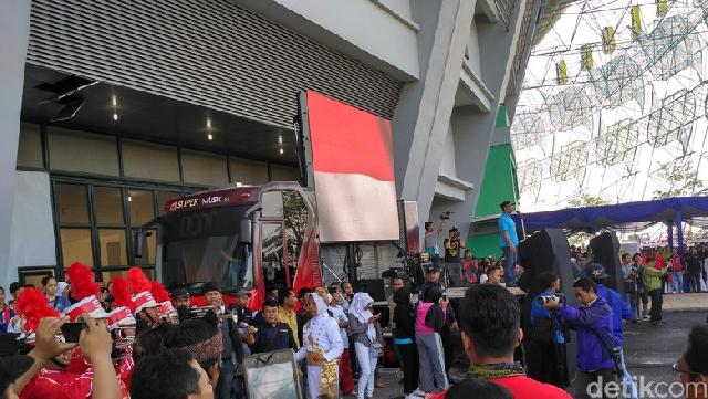 Ridwan Kamil dan Ribuan Warga Bersihkan Stadion GBLA Jelang Pembukaan PON