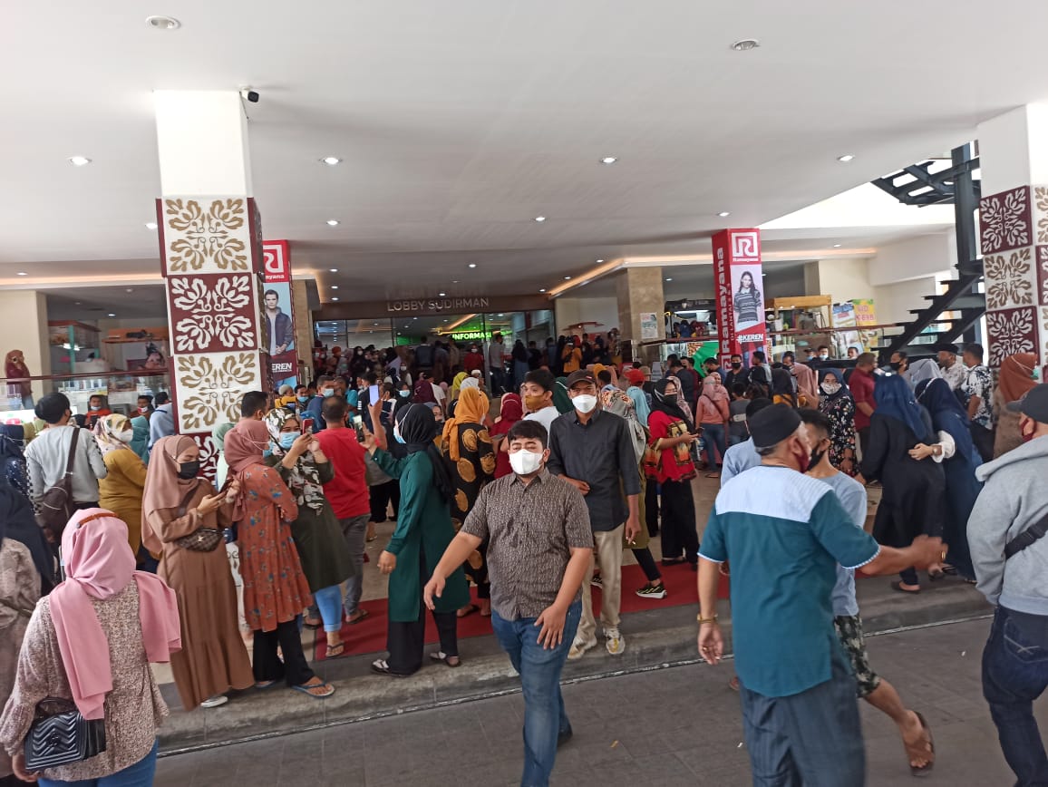 Pengelola STC Naikkan Tarif, Ratusan Pedagang Lakukan Protes