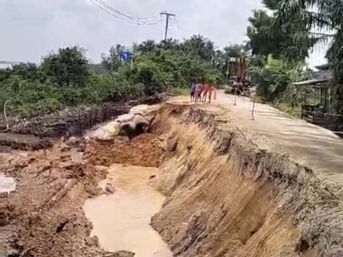 Jalan Lintas Tembilahan-Rengat di Pekantua Inhil Longsor, Lalu Lintas Terganggu