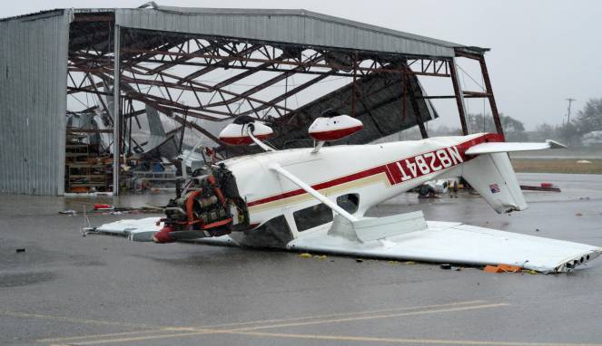 Ganasnya Badai Harvey, Pesawat pun Terbalik