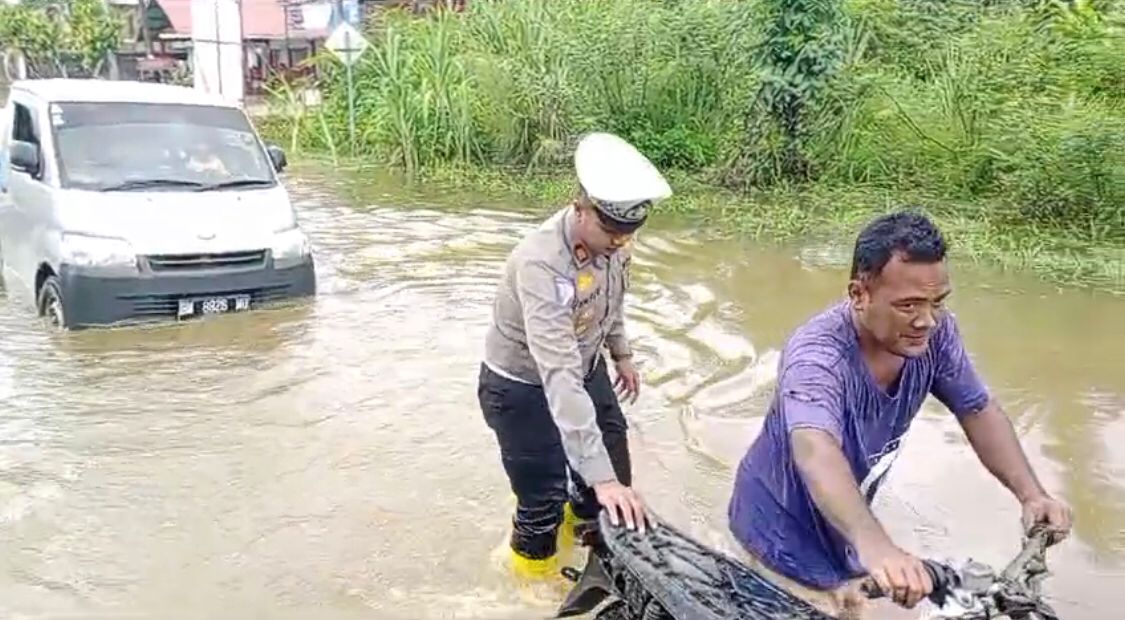 Akibat Hujan Semalaman, Sejumlah Ruas Jalan di Rokan Hulu Tergenang Banjir
