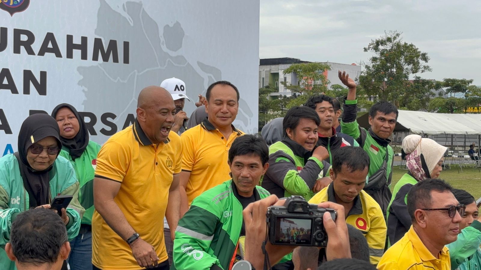 Kapolda Riau Olahraga Bersama Driver Ojol, Bagikan SIM Gratis hingga Doorprize